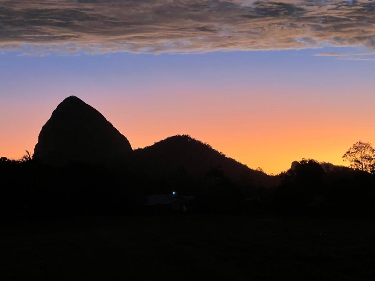 Ark Accommodation Glass House Mountains Bagian luar foto